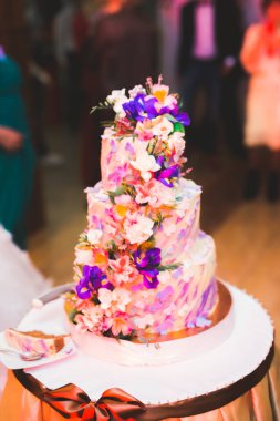 Masada süslü düğün pastası var..