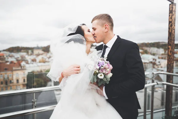 素敵な幸せな結婚式のカップル 美しい街でポーズをとる長い白いドレスの花嫁 — ストック写真