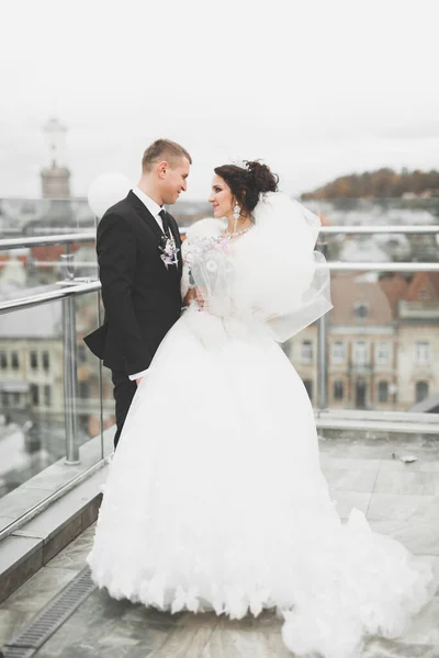 Schönes Glückliches Hochzeitspaar Braut Mit Langem Weißen Kleid Posiert Schöner — Stockfoto