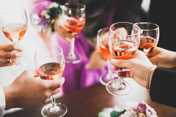 Braut Und Bräutigam Mit Champagnergläsern — Stockfoto