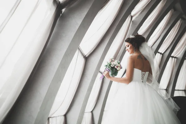 Beautiful Fashion Bride Wedding Dress Posing — Stock Photo, Image