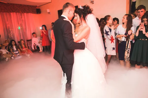 Hermosa Pareja Casados Recién Casados Bailando Primer Baile —  Fotos de Stock