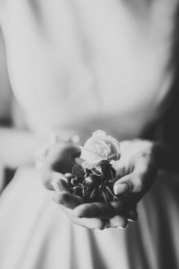 Gelin çiçekli büyük ve güzel bir düğün buketi tutuyor..