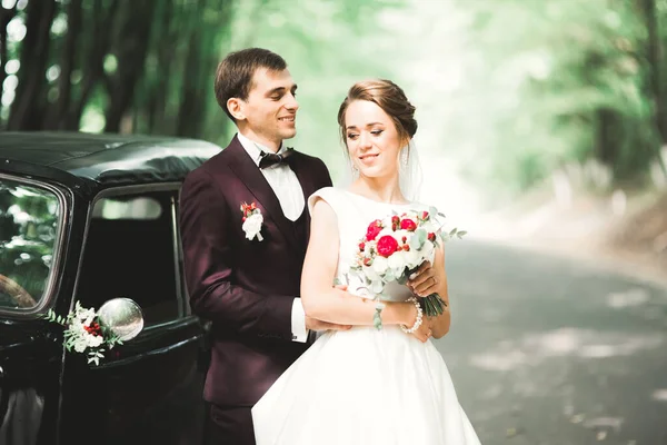 Schönes Frisch Vermähltes Paar Posiert Der Nähe Eines Schwarzen Retro — Stockfoto
