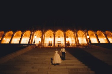 Lüks bir düğün çifti, gelin ve damat lüks şehirde poz veriyor..