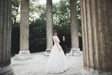 Güzel mutlu bir düğün çifti, uzun beyaz elbiseli gelin..