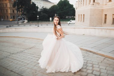 Zarif beyaz elbiseler içinde güzel bir gelin.