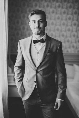 Damat sabah hazırlığı. Yakışıklı adam giyiniyor ve düğüne hazırlanıyor..