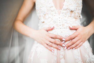 Tüylü, lüks makyaj, saç stili, stüdyo içi fotoğraf çekimi olan güzel bir gelin..