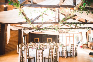 Düğün töreni için hazırlanmış bir restoranın içinde..