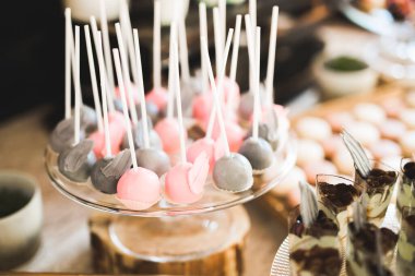 Çeşitli lezzetli tatlılar, yemek fikirleri ve kutlamalarla dolu bir büfe..