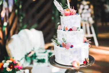 Masada süslü düğün pastası var..