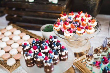 Lezzetli düğün resepsiyonu, tatlı masası..