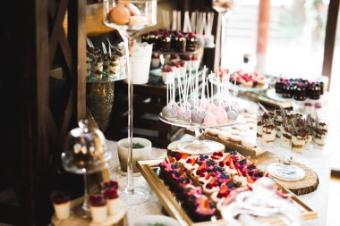 Çeşitli lezzetli tatlılar, yemek fikirleri ve kutlamalarla dolu bir büfe..