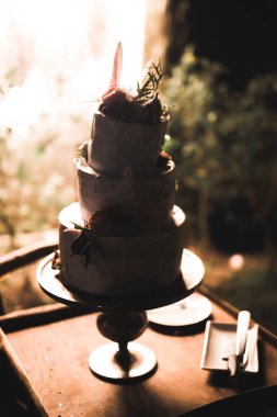 Masada süslü düğün pastası var..