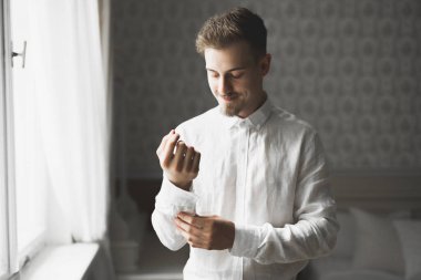 Damat sabah hazırlığı. Yakışıklı adam giyiniyor ve düğüne hazırlanıyor..