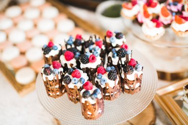 Düğün şekeri büfesinde lezzetli tatlılar, tatlılar, kekler..