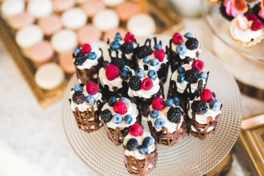 Düğün şekeri büfesinde lezzetli tatlılar, tatlılar, kekler..