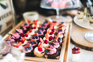 Lezzetli ve tatlı bir tatlı masası. Kapalı resepsiyonda küçük kekler ve shot 'lar var..