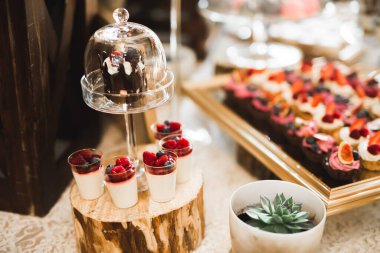 Lezzetli düğün resepsiyonu, tatlı masası..