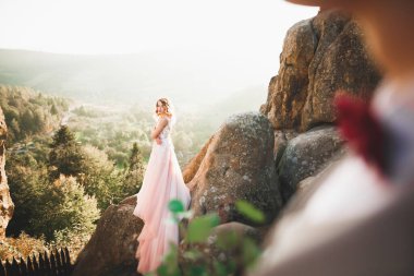 Güzel kadın, mükemmel beyaz elbiseli gelin arka plan dağları.