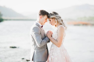 Gelin ve damat el ele tutuşuyor..