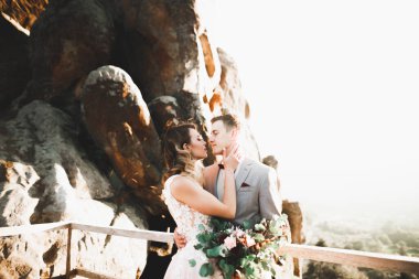 Düğün gününde damadın ve gelinin dağların eteklerinde mutlu mesut evlenecekler. Doğada mutlu evlilikler, yumuşak güneşli ışıklar..