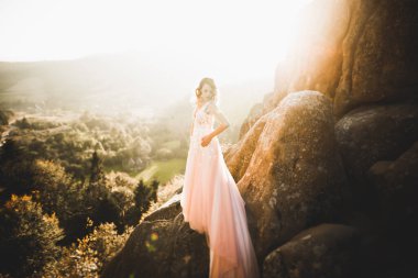 Güzel kadın, mükemmel beyaz elbiseli gelin arka plan dağları.