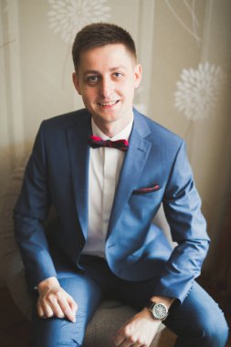 Genç ve yakışıklı bir adam iş toplantısından sonra bir otelde dinleniyor..