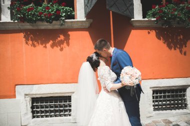 Lüks evli çift, gelin ve damat eski şehirde poz veriyor..