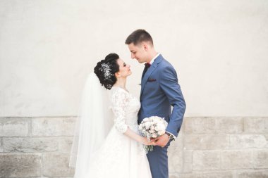 Lüks evli çift, gelin ve damat eski şehirde poz veriyor..