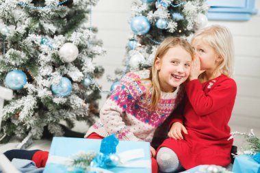 Mutlu küçük çocuklar Noel arifesinde hediyeleri açıyor..