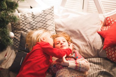 Çocuk hediye kutuları ile Noel ağacı altında. Bir şekilde dekore edilmiş salon.