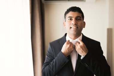 Genç ve yakışıklı bir adam iş toplantısından sonra bir otelde dinleniyor..