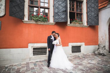 Şehre yeni evli bir çift ayak basmış. Karı koca yürüyüşe çıktılar..