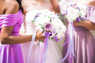 Gelin ve nedimeler düğün günü farklı çiçeklerden harika bir lüks düğün buketi tutuyor..