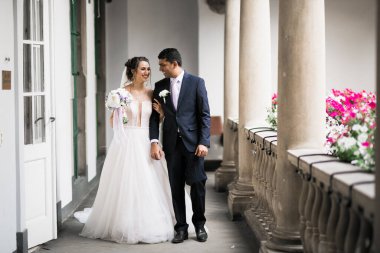 Düğün günü el ele tutuşan çift, damat ve gelin..