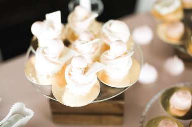 Çeşitli lezzetli tatlılar, yemek fikirleri ve kutlamalarla dolu bir büfe..