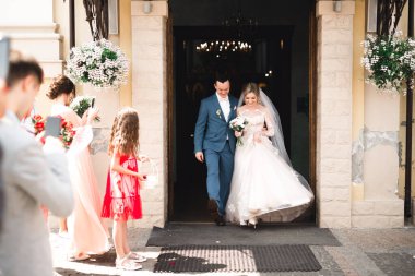 Romantik düğün anı, yeni evli çiftin gülümseyen portresi, gelin ve damadın kucaklaşması.