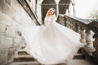 Zarif beyaz elbiseler içinde güzel bir gelin.