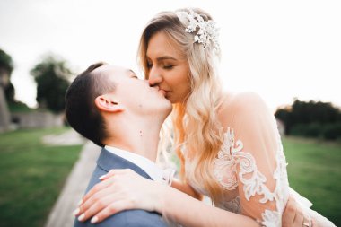 Güzel gelin ve damat evlendikleri gün kucaklaşıp öpüşüyorlar..