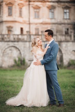 Güzel gelin ve damat evlendikleri gün kucaklaşıp öpüşüyorlar..