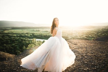 Zarif beyaz elbiseler içinde güzel bir gelin.