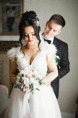 Gelin ve damat el ele tutuşuyor..