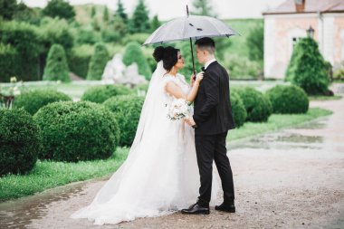 Göz kamaştırıcı mutlu çift birbirine yakın duruyor ve gözlerinin içine bakıyor..