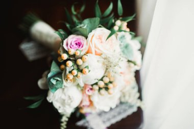 Farklı çiçeklerden oluşan lüks bir düğün buketi..