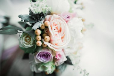 Farklı çiçeklerle güzel bir düğün buketi, güller.