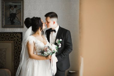 Güzel gelin ve damat düğün günlerinde kucaklaşıp öpüşürler. .