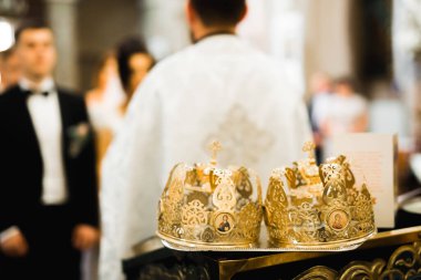 Kilisedeki masanın üzerinde altın taçlar var..