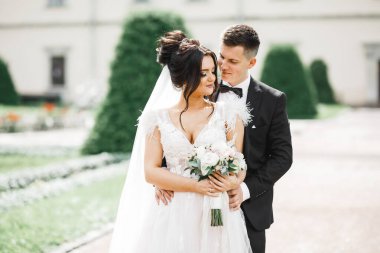 Güzel gelin ve damat evlendikleri gün kucaklaşıp öpüşüyorlar..